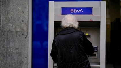 Caso BBVA-Sabadell: qué pasa con las cuentas bancarias e hipotecas si dos bancos se fusionan o hay una opa