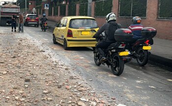 Se presenta caída de escombros