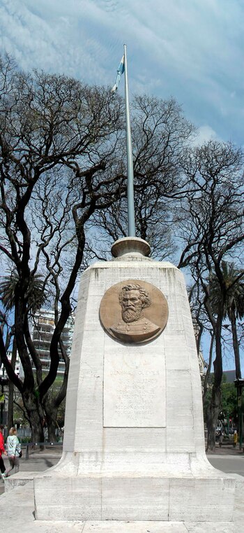 El mástil en Plaza Güemes