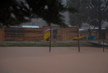 Dos personas caminan en la
