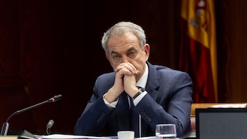 El juez imputa a Zapatero por el 'caso Plus Ultra' y la Policía registra su despacho y la empresa de sus hijas