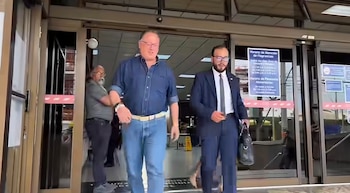 Don Stockwell recuperó su libertad durante la madrugada del 8 de octubre, después de ser detenido en los allanamientos del caso Éxodo, aunque continúa investigado por presunta legitimación de capitales. Crédito: Captura video La Octava TV
