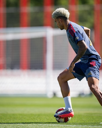El "Guajiro" lució sus nuevos guayos en el entrenamiento del Bayern Múnich-crédito @FCBayernES/X