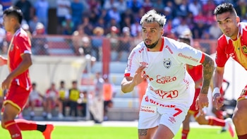 Cristian Souza, con su despliegue y velocidad, trajo a maltraer a los rivales de CD Moquegua. - Crédito: Cienciano