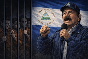 Ilustración de Daniel Ortega hablando en un micrófono con el puño alzado y la bandera de Nicaragua detrás, junto a tres hombres presos tras rejas.
