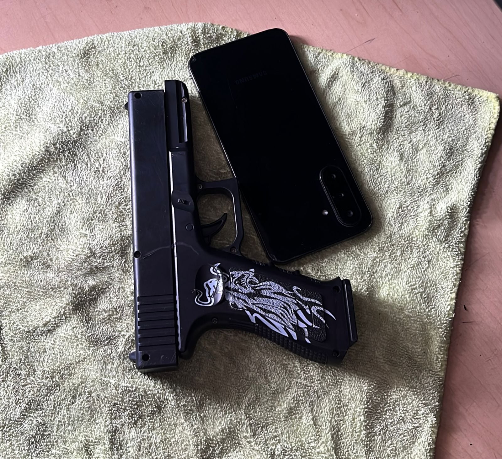 En la captura se incautó una pistola y un teléfono a los presuntos delincuentes. Foto cortesía PNC.