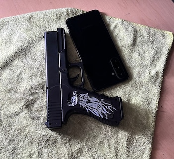 En la captura se incautó una pistola y un teléfono a los presuntos delincuentes. Foto cortesía PNC.