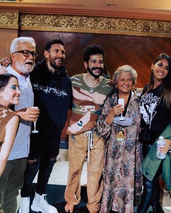 Messi y Antonela sonrientes, junto