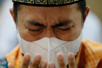 El ritual casi se eliminó en 2020, cuando apenas 1.000 residentes en Arabia Saudí pudieron participar. Unos 60.000 residentes asistieron el año pasado. Las restricciones sin precedentes conmocionaron al mundo musulmán y a muchos creyentes, que a menudo esperan y ahorran durante años para emprender el viaje. REUTERS/Willy Kurniawan