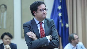 Óscar López acusa a Ayuso de decir "locuras" contra el Gobierno y critica los "recursos tirados" para sus "vacaciones"