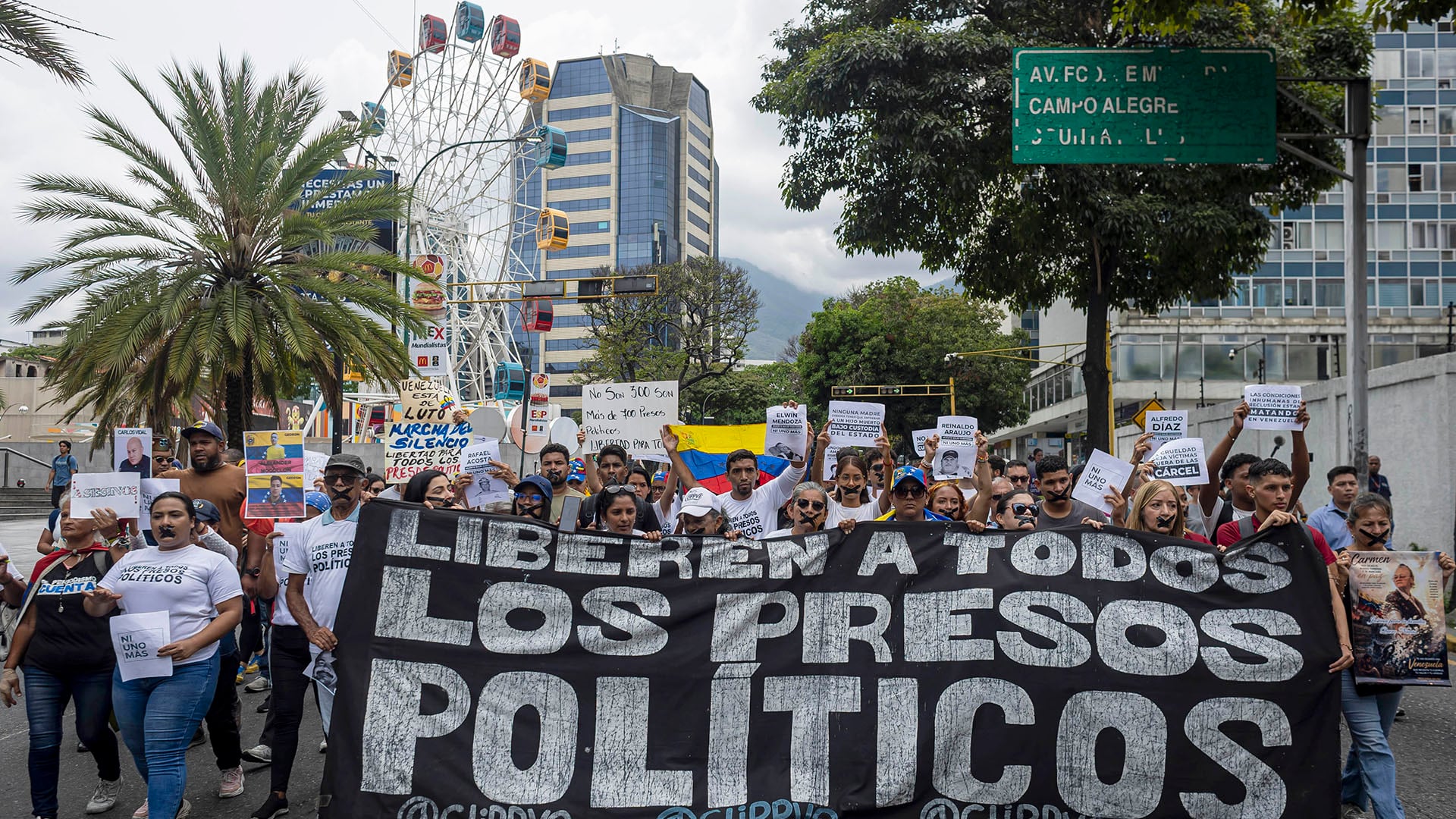 Personas se manifiestan de manera silenciosa para exigir justicia y la libertad de los presos políticos este miércoles, en Caracas (Venezuela). EFE/ Miguel Gutiérrez