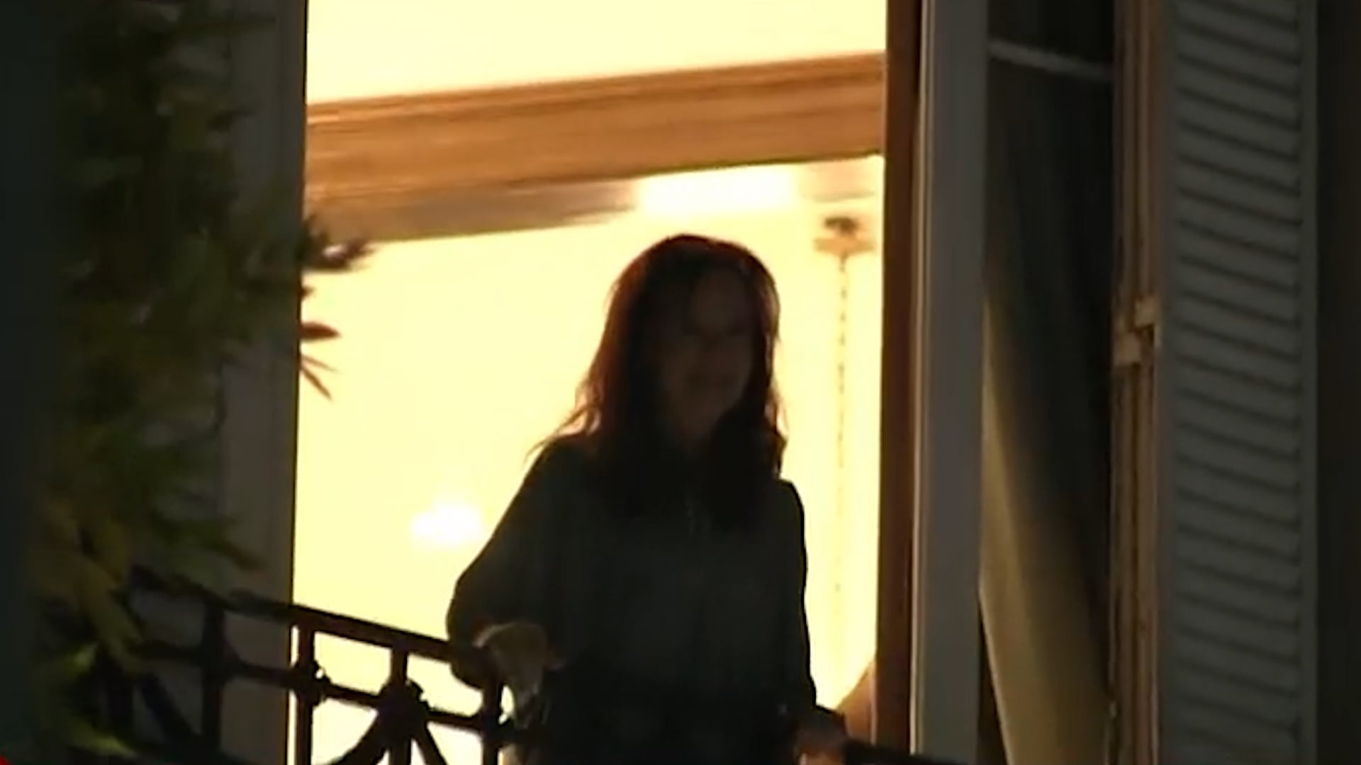 Cristina Kirchner saludó a la militancia desde el balcón de su casa en San José 1.111