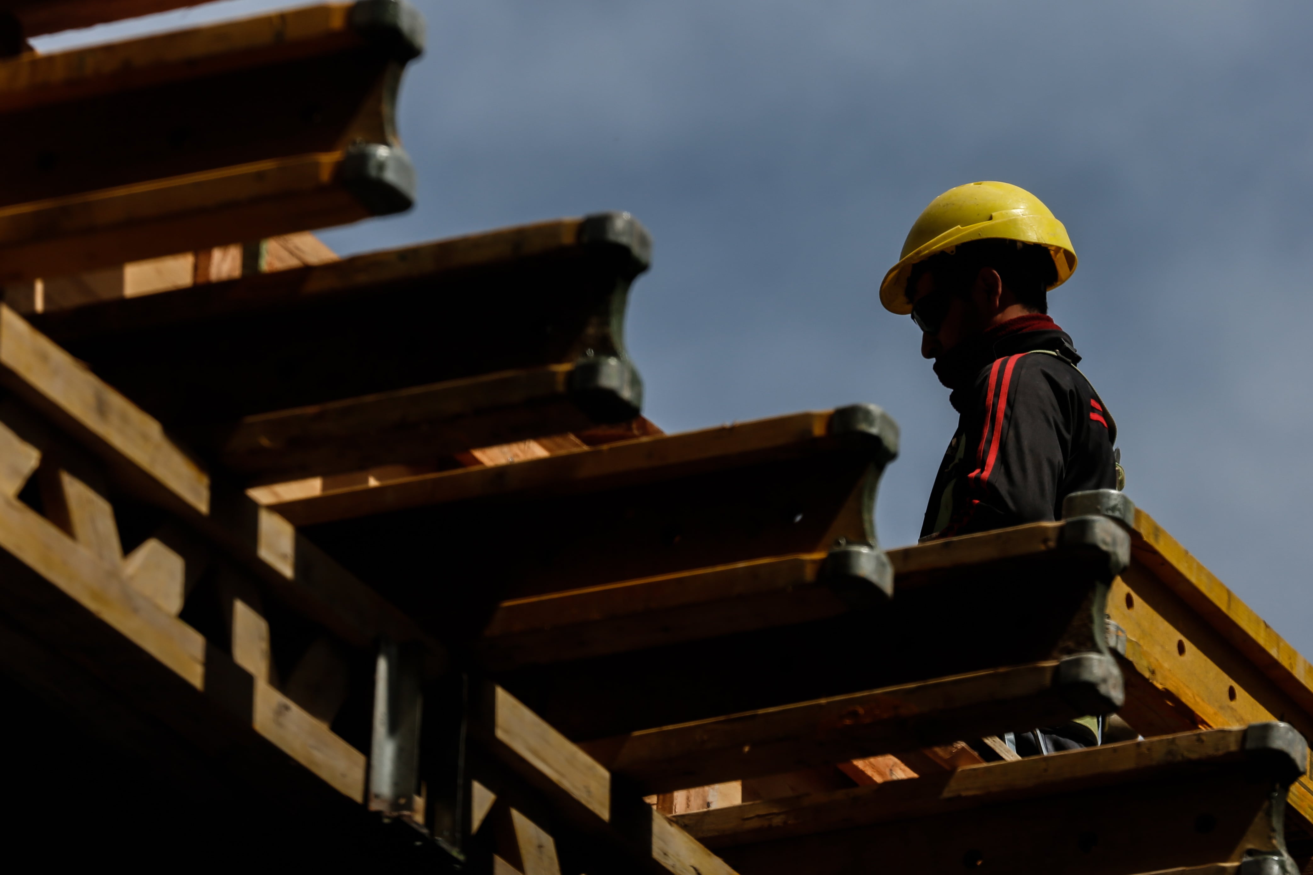 Fotografía de archivo en la que se registró a un obrero en la construcción de una edificación, en Buenos Aires (Argentina). EFE/Juan Ignacio Roncoroni