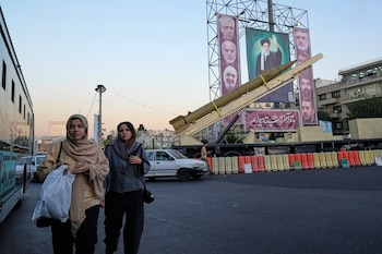 Dos personas pasan junto a