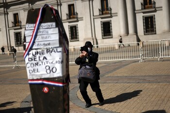 Un ataúd de cotillón dice: