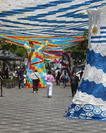 Ocho árboles metálicos revestidos con tejidos integran elementos icónicos de los países participantes dentro del recorrido del cielo tejido. (Instagram/ @juanjosefrangie)