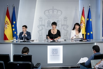 (I-D) El ministro de Derechos Sociales, Consumo y Agenda 2030, Pablo Bustinduy; la portavoz del Gobierno, Elma Saiz, y la ministra de Igualdad, Ana Redondo, durante la rueda de prensa. (A. Pérez Meca / Europa Press)