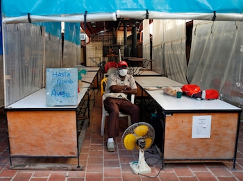 Un hombre custodia el local sede de la feria de calle Obispo, cerrada "hasta nuevo aviso", en La Habana (Cuba).