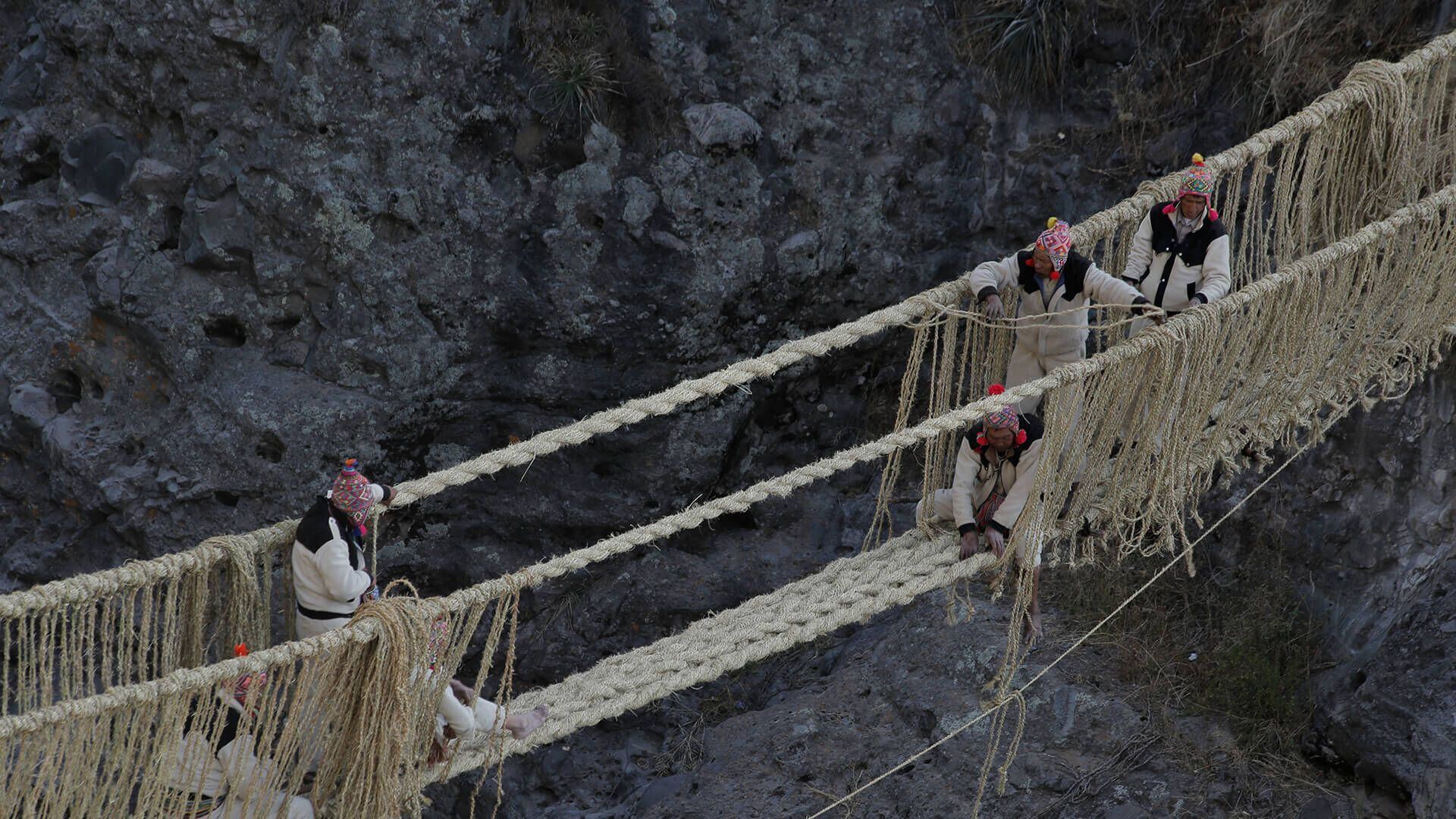 El puente de fibras vegetales en Cusco es restaurado anualmente por las comunidades locales, quienes emplean técnicas y rituales ancestrales para mantener viva esta tradición incaica.Foto: Perutravel