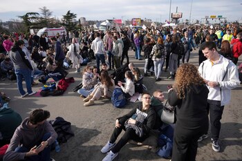 Los estudiantes descansan durante un