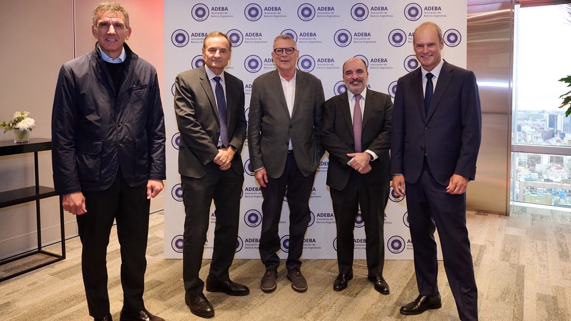 Gustavo Manriquez, CEO de Banco Supervielle; Fabián Kon, CEO de Grupo Galicia; Guillermo Cerviño, presidente de Comafi; Diego Rivas, CEO de Banco Galicia; y Javier Bolzico, presidente de Adeba
