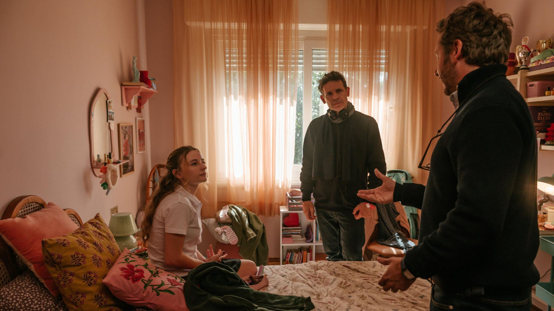 La andropausia y los cambios en los hombres de cincuenta años se abordan de manera directa y realista durante la trama