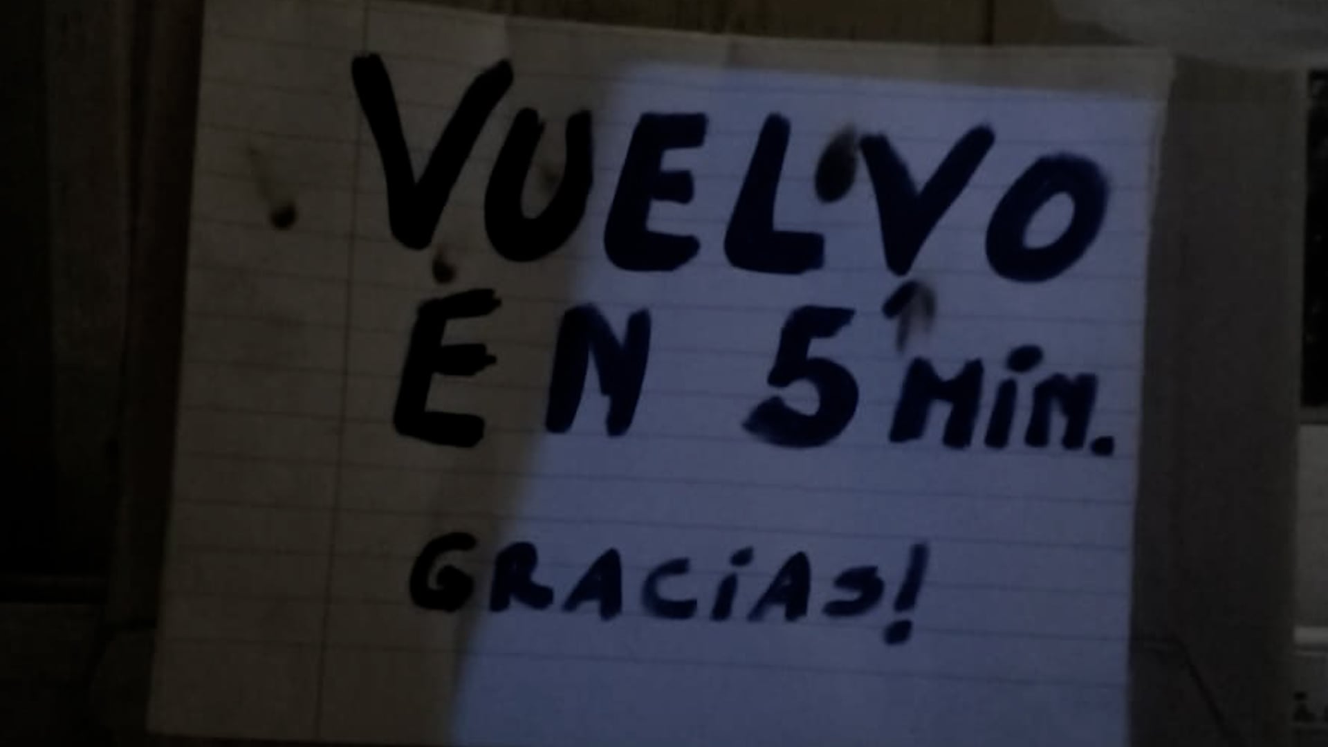 Los vendedores avisaban a sus clientes si debían salir del punto de venta.
