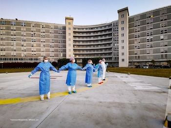 Personal sanitario frente al hospital