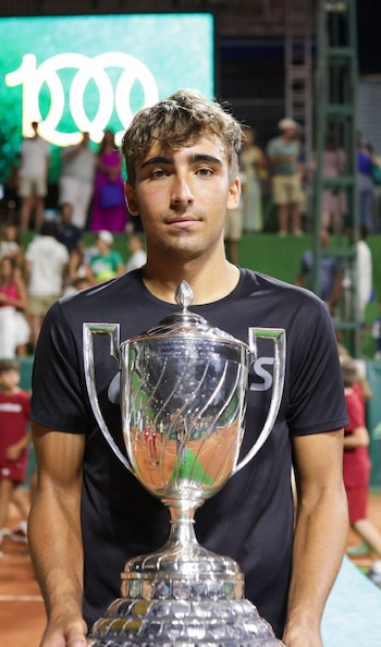 Dani Mérida tras ganar una copa (imagen cedida por el Club Chamartín)
