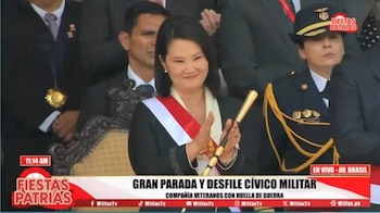 Integrantes de la Compañía Veteranos con Huella de Guerra desfilan con prótesis y en sillas de ruedas, siendo ovacionados por el público durante las celebraciones por Fiestas Patrias en Lima. Willax TV