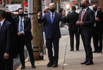 Joe Biden usando una máscara