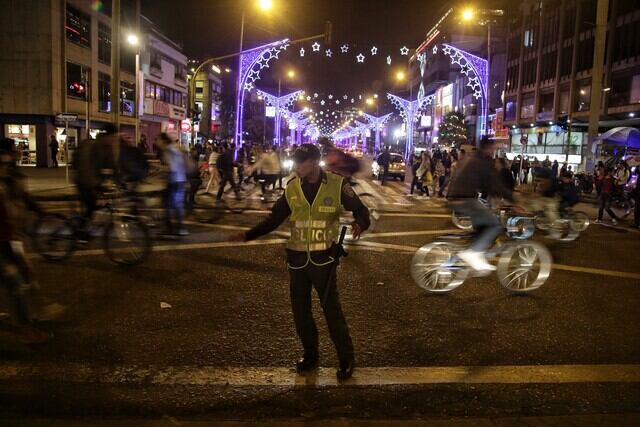 En plena hora pico cerrarán más de 10 vías principales en Bogotá, por la ciclovía nocturna de diciembre