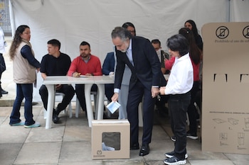 El ministro Armando Benedetti ejerció su derecho al voto y lo reveló - crédito @AABenedetti/X