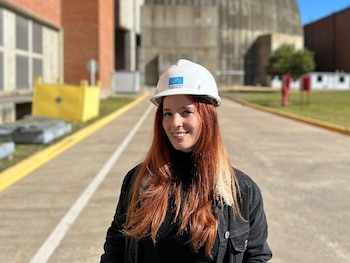La ingeniera nuclear Julieta Romero advirtió que la falta de inversión y los atrasos salariales impulsan la fuga de profesionales del sector nuclear argentino (U238)