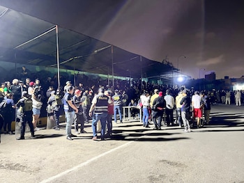 Ciudadanos muestran sus documentos migratorios