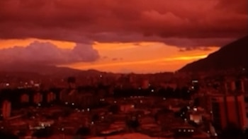 A una semana de los terremotos, una fenómeno inusual tiñó de rojo intenso el cielo de Caracas