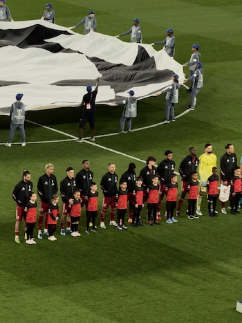 El carrusel de fotos de Ailén Cova y su hija Alaia en París