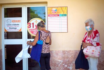 Dos mujeres esperan su turno