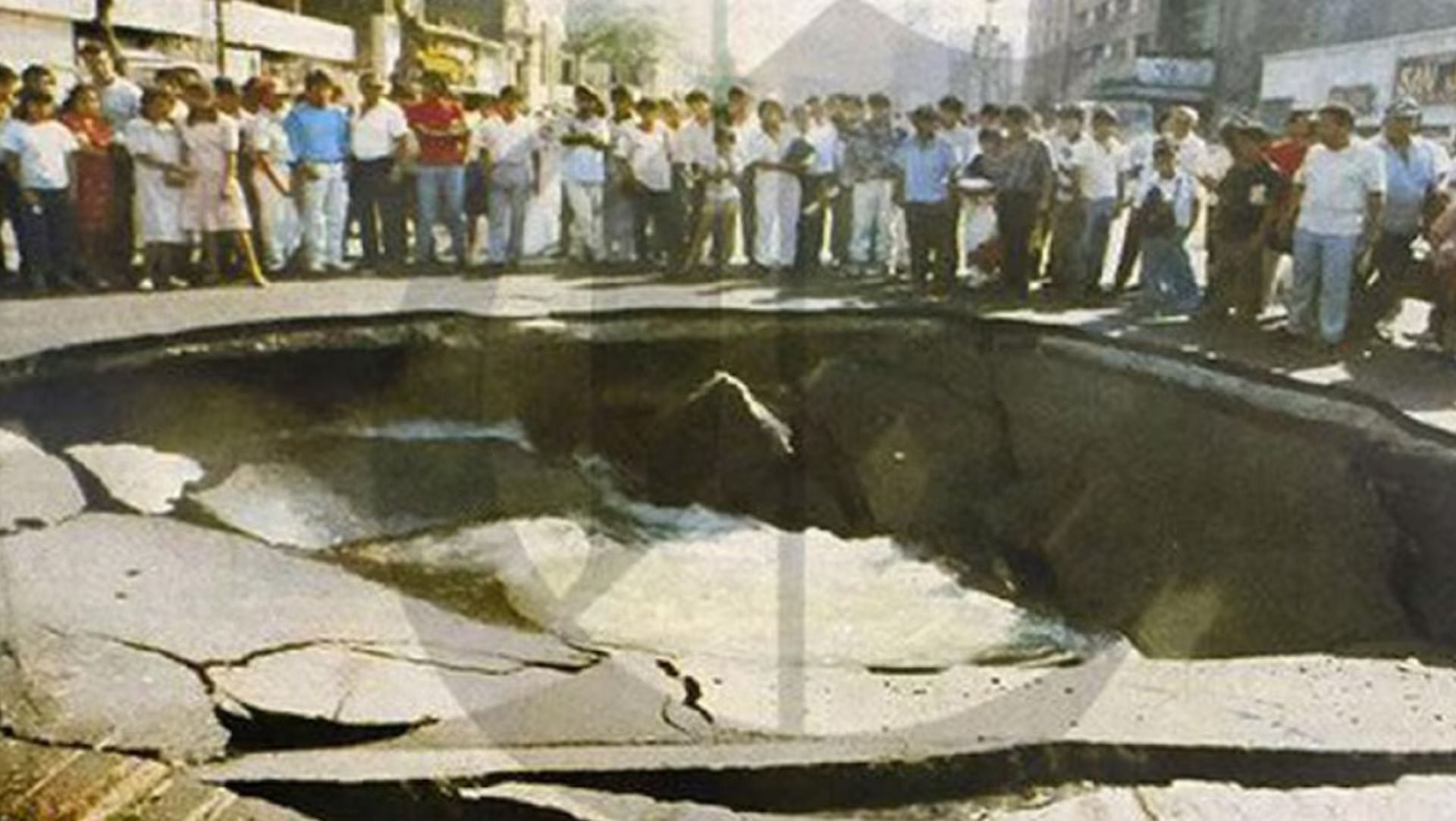 El colapso del asfalto en Tacna y Emancipación expuso el deterioro de la infraestructura y quedó grabado en la memoria colectiva limeña. (GEC)