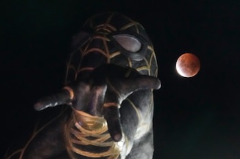 La Luna sale detrás de una estatua de Spider-Man durante un eclipse lunar parcial en El Alto, Bolivia, el viernes 28 de agosto de 2026 (AP/Juan Karita)