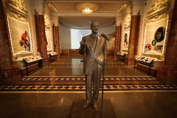 Una estatua que recuerda a