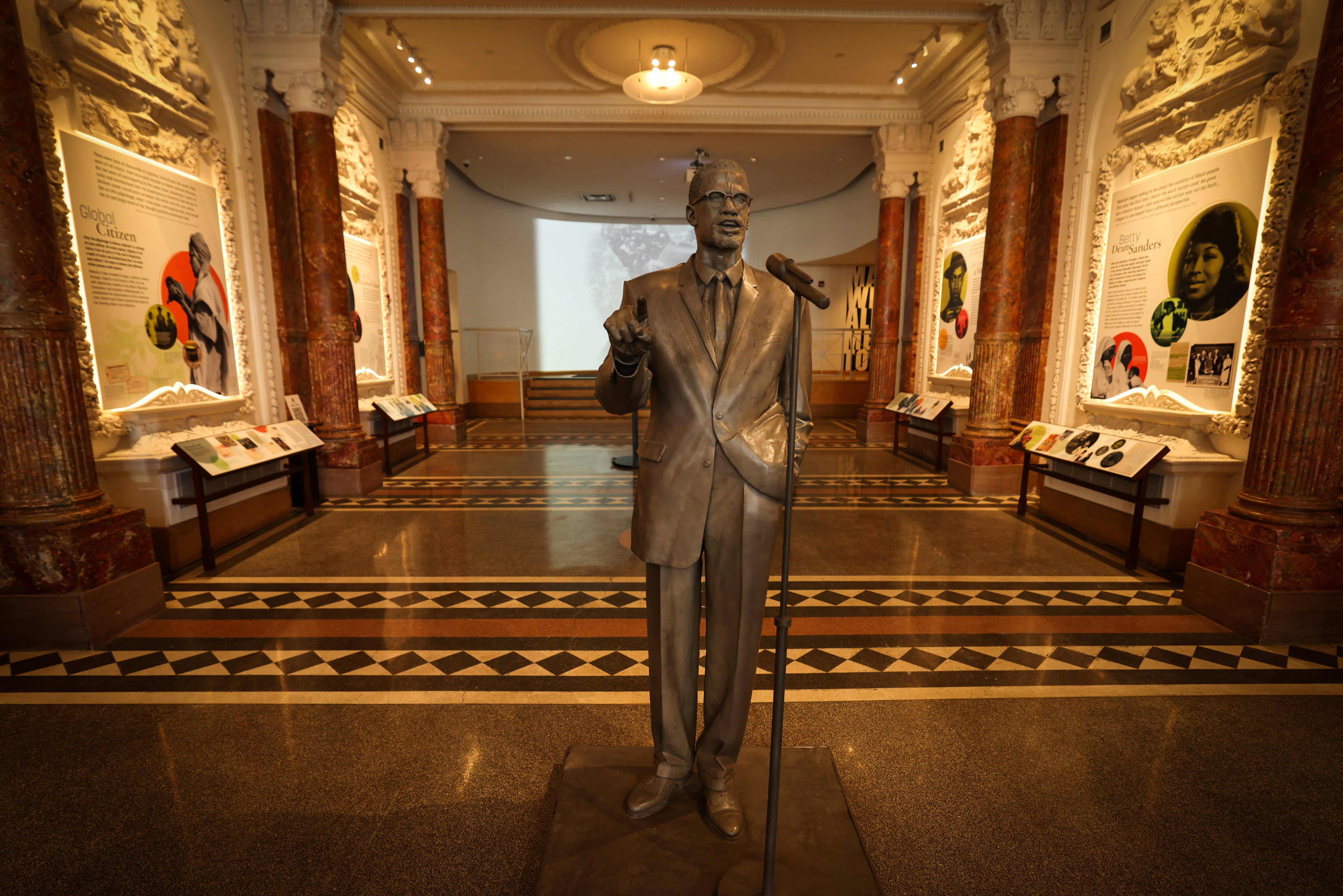 Una estatua que recuerda a Malcolm X ubicada en el el lobby de lo que fuera el Audubon Ballroom donde fu asesinado el dirigente. Actulemente es un memorial y centro educativo en honor a Malcolm X y su esposa Betty Shabazz (REUTERS)