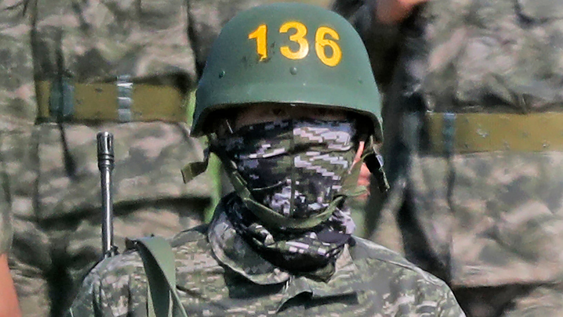 Son, con casco a prueba de balas, en uno de los campamentos en Corea del Sur durante 2020 (Park Ji-ho/Yonhap via AP)