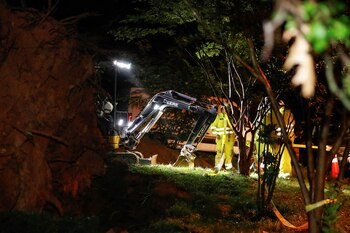 Un equipo de Washington Gas trabaja para cerrar el suministro de gas a una casa más allá de las raíces de un árbol que dañó gravemente una casa durante un tornado más temprano en la noche, en Gaithersburg, Maryland, EE.UU., 5 de junio de 2024. REUTERS/Allison Bailey