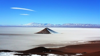 Una pirámide natural se eleva