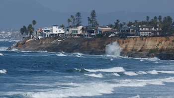 El sur de California en alerta por posible inundación y oleaje extremo durante el Labor Day: qué se sabe del avance de la tormenta Marie