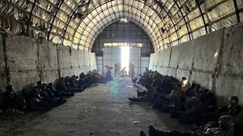 Los soldados rusos capturados reunidos