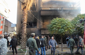 La gente camina cerca de un sitio dañado después de lo que la agencia de noticias estatal siria dijo que era un ataque israelí en el suburbio de Damasco de Mazzeh este 14 de noviembre de 2024 (REUTERS/Firas Makdesi)