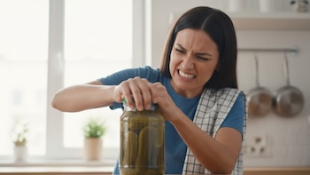 Dile adiós a los frascos atorados con este sencillo truco y algo que todos tienen en la cocina
