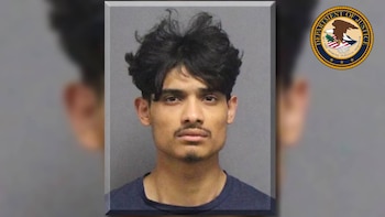 Retrato policial de un hombre de cabello oscuro y bigote, con el sello oficial del Departamento de Justicia de Estados Unidos en la esquina